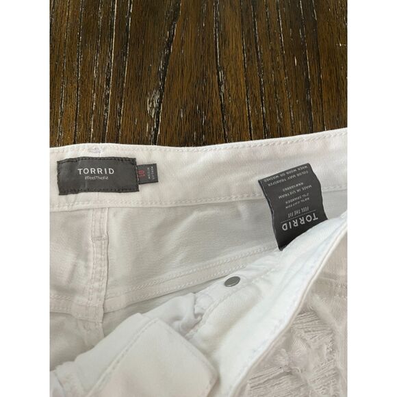 Torrid White Distressed Denim Shorts Size 10 High Rise Cutoff Jean Shorts - Picture 6 of 9
